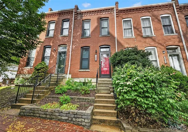 Photo 3 of Townhouse for sale at 1309 Mackay Pl, Saint Louis, MO 63104 | MLS# MIS26066409 | Listing updated on 2026-10-16
