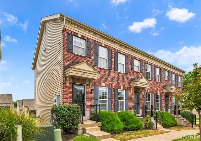 Photo 2 of Townhouse for sale at 305 Willott Sq Dr, Saint Peters, MO 63376 | MLS# MIS26066413 | Listing updated on 2026-10-19
