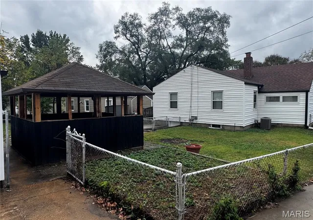Photo 3 of Single family home for sale at 190 N New Florissant Rd, Florissant, MO 63031 | MLS# MIS26066438 | Listing updated on 2026-10-22