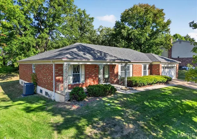 Photo 2 of Single family home for sale at 1019 Van Dyke Dr, Ballwin, MO 63011 | MLS# MIS26066439 | Listing updated on 2026-10-18