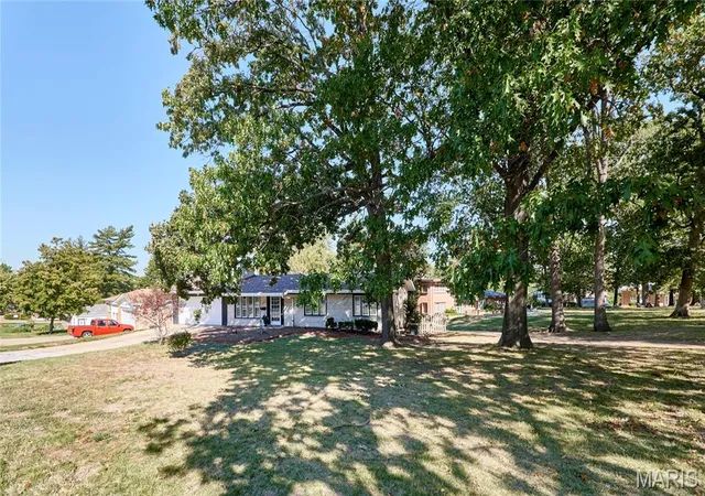 Photo 3 of Single family home for sale at 7707 Springdale Dr, Saint Louis, MO 63121 | MLS# MIS26066446 | Listing updated on 2026-10-21