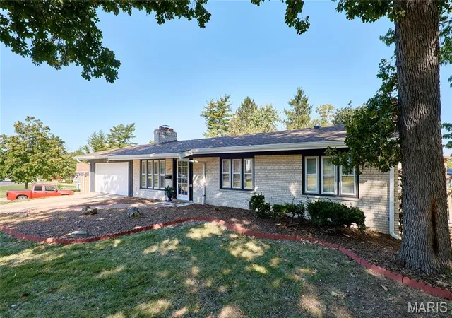Photo 4 of Single family home for sale at 7707 Springdale Dr, Saint Louis, MO 63121 | MLS# MIS26066446 | Listing updated on 2026-10-21