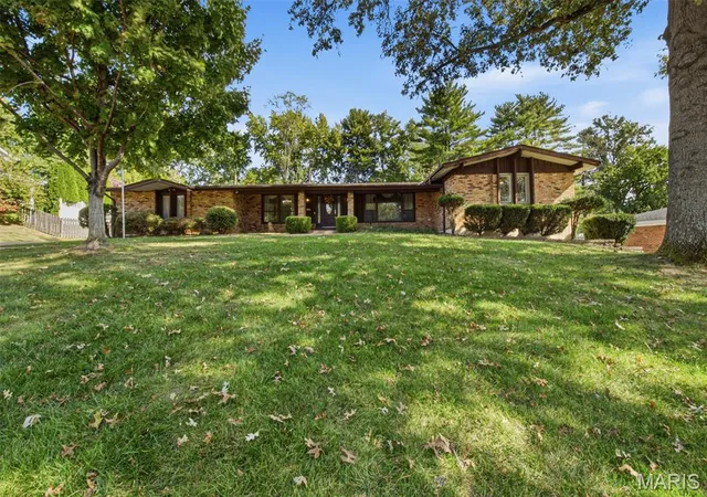 Photo 2 of Single family home for sale at 14167 Parliament Dr, Chesterfield, MO 63017 | MLS# MIS26066480 | Listing updated on 2026-10-29