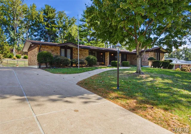 Photo 3 of Single family home for sale at 14167 Parliament Dr, Chesterfield, MO 63017 | MLS# MIS26066480 | Listing updated on 2026-10-29