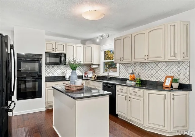 Photo 3 of Single family home for sale at 11868 Shallowbrook Dr, Saint Louis, MO 63146 | MLS# MIS26066481 | Listing updated on 2026-10-29