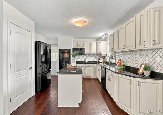 Photo 4 of Single family home for sale at 11868 Shallowbrook Dr, Saint Louis, MO 63146 | MLS# MIS26066481 | Listing updated on 2026-10-29