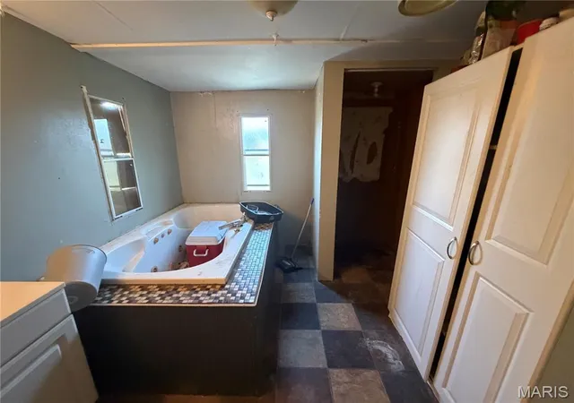 Photo 15 of Manufactured home for sale at 28944 Cherokee Ln, Jerseyville, IL 62052 | MLS# MIS26066484 | Listing updated on 2026-10-27