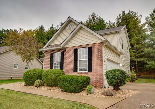 Photo 3 of Single family home for sale at 4609 Camellia Pl, Alton, IL 62002 | MLS# MIS26066488 | Listing updated on 2026-10-23
