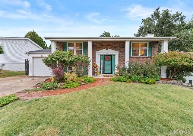 Photo 1 of Single family home for sale at 2346 Wesglen Ests Dr, Maryland Heights, MO 63043 | MLS# MIS26066526 | Listing updated on 2026-10-19