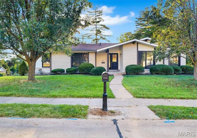 Single family home for sale at 25 Leaside Ct, Manchester, MO 63011 | MLS# MIS26066572