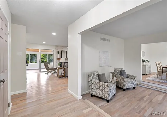 Photo 2 of Single family home for sale at 25 Leaside Ct, Manchester, MO 63011 | MLS# MIS26066572 | Listing updated on 2026-10-21