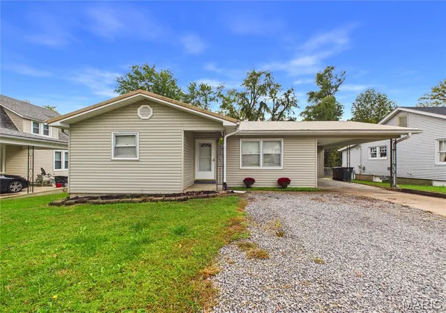 Photo 1 of Single family home for sale at 421 E Cape Rock Dr, Cape Girardeau, MO 63701 | MLS# MIS26066578 | Listing updated on 2026-10-16