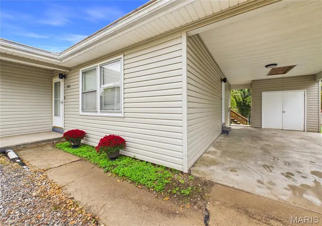 Photo 3 of Single family home for sale at 421 E Cape Rock Dr, Cape Girardeau, MO 63701 | MLS# MIS26066578 | Listing updated on 2026-10-16