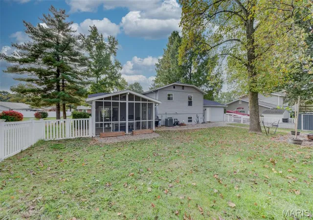 Photo 3 of Single family home for sale at 4 Newberry Ct, Saint Peters, MO 63376 | MLS# MIS26066599 | Listing updated on 2026-10-29