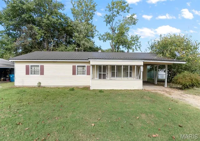 Photo 1 of Sale Pending at 412 E Union St, Clarkton, MO 63837 | MLS# MIS26066605 | Listing updated on 2026-10-20