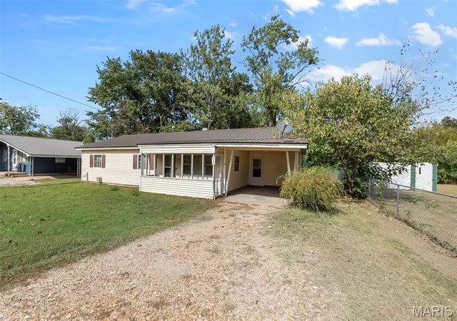 Photo 2 of Sale Pending at 412 E Union St, Clarkton, MO 63837 | MLS# MIS26066605 | Listing updated on 2026-10-20
