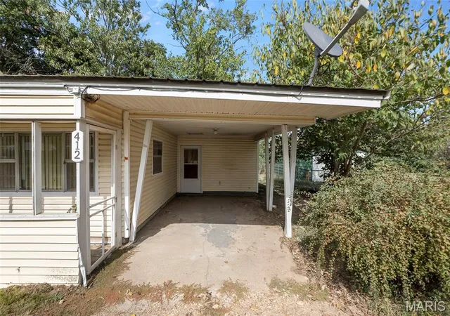 Photo 3 of Sale Pending at 412 E Union St, Clarkton, MO 63837 | MLS# MIS26066605 | Listing updated on 2026-10-20