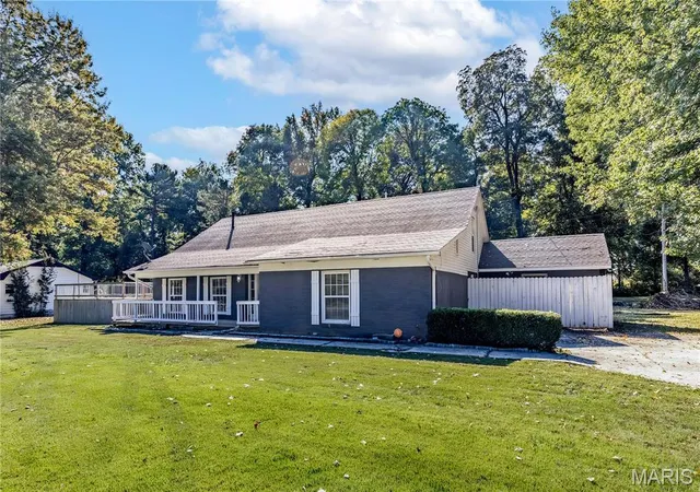 Photo 3 of Single family home for sale at 917 W Martin Ave, Campbell, MO 63933 | MLS# MIS26066619 | Listing updated on 2026-10-16