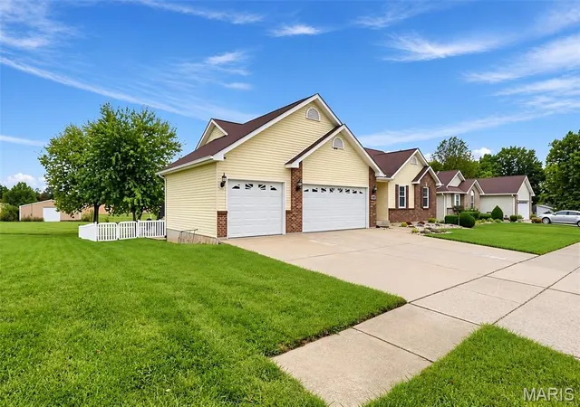 Photo 2 of Single family home for sale at 312 Waggoner Blvd, Elsberry, MO 63343 | MLS# MIS26066620 | Listing updated on 2026-10-19