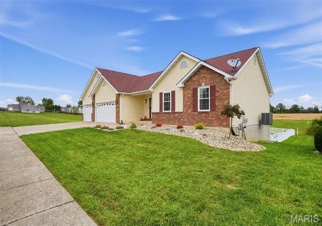 Photo 3 of Single family home for sale at 312 Waggoner Blvd, Elsberry, MO 63343 | MLS# MIS26066620 | Listing updated on 2026-10-19