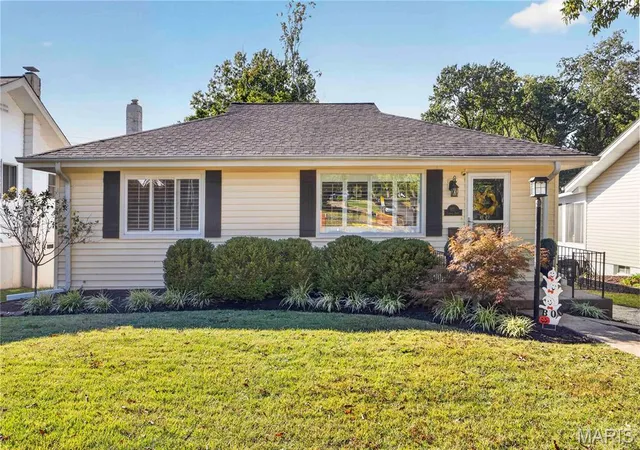 Photo 1 of Single family home for sale at 935 Glenway Dr, Saint Louis, MO 63122 | MLS# MIS26066622 | Listing updated on 2026-10-22