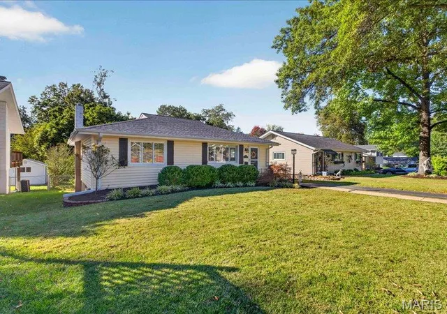 Photo 2 of Single family home for sale at 935 Glenway Dr, Saint Louis, MO 63122 | MLS# MIS26066622 | Listing updated on 2026-10-22