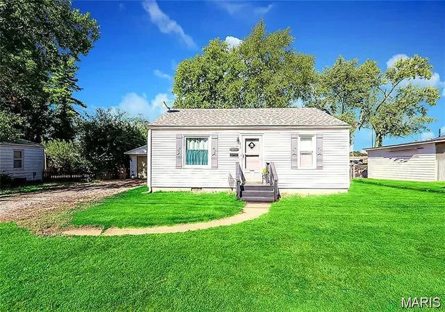 Single family home for sale at 805 Victory Dr, Collinsville, IL 62234 | MLS# MIS26066636