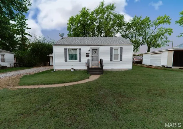 Single family home for sale at 805 Victory Dr, Collinsville, IL 62234 | MLS# MIS26066636