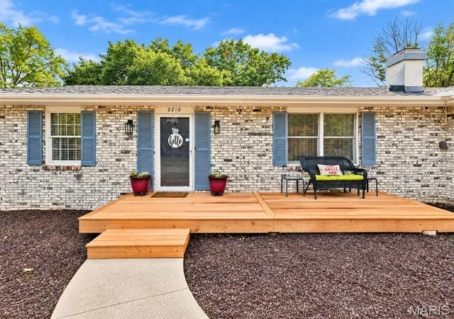 Photo 3 of Single family home for sale at 2210 Gillis St, Alton, IL 62002 | MLS# MIS26066648 | Listing updated on 2026-10-19