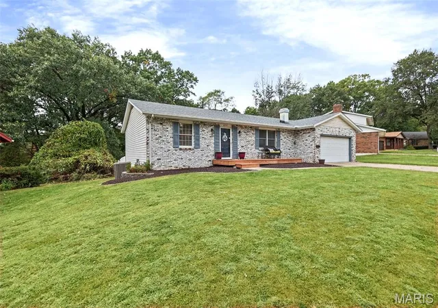 Photo 3 of Single family home for sale at 2210 Gillis St, Alton, IL 62002 | MLS# MIS26066648 | Listing updated on 2026-10-19