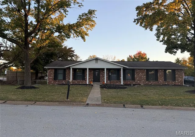Photo 1 of Single family home for sale at 2 Country Farm Blvd, Saint Peters, MO 63376 | MLS# MIS26066665 | Listing updated on 2026-10-20
