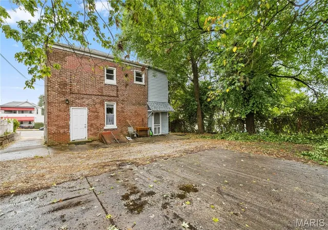 Photo 3 of Multi family home for sale at 824 Henry St, Alton, IL 62002 | MLS# MIS26066671 | Listing updated on 2026-10-19