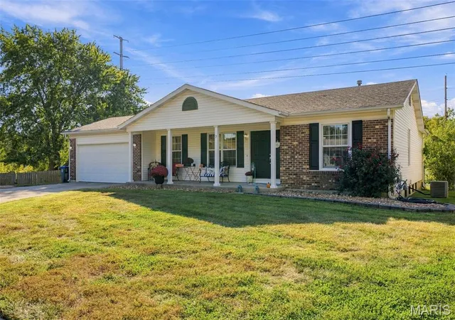 Photo 1 of Sale Pending at 7 Cherrywood Ct, Saint Peters, MO 63376 | MLS# MIS26066687 | Listing updated on 2026-10-27