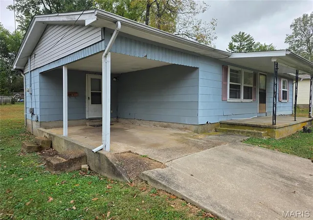 Photo 2 of Single family home for sale at 816 Taylor Ave, Farmington, MO 63640 | MLS# MIS26066724 | Listing updated on 2026-10-26