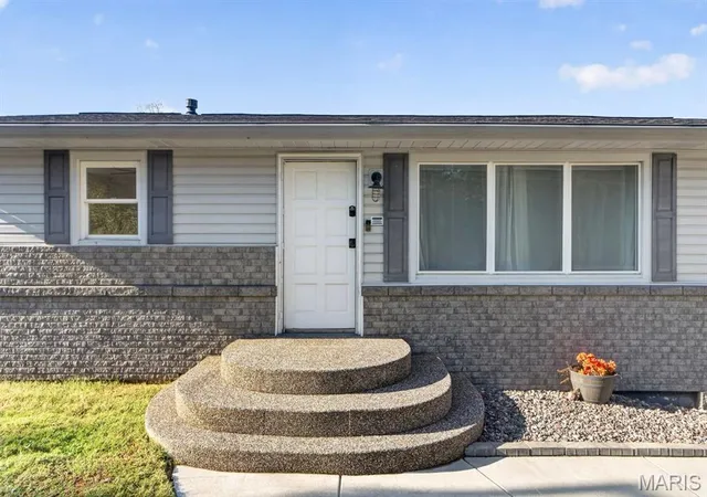 Photo 1 of Single family home for sale at 27 Lillian Dr, Saint Charles, MO 63304 | MLS# MIS26066747 | Listing updated on 2026-10-26