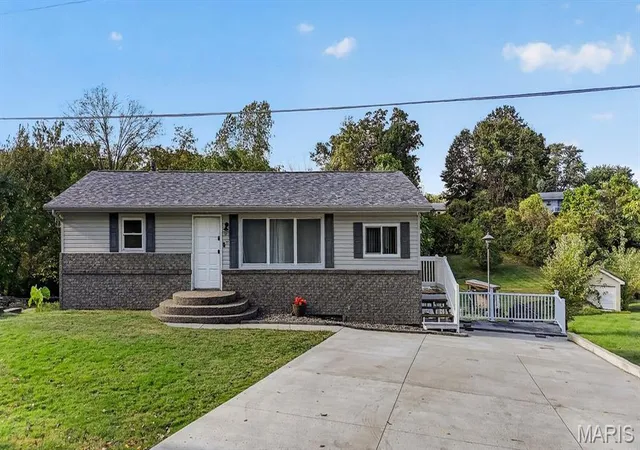 Photo 2 of Single family home for sale at 27 Lillian Dr, Saint Charles, MO 63304 | MLS# MIS26066747 | Listing updated on 2026-10-26