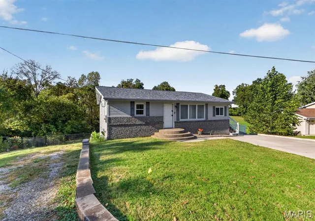 Photo 3 of Single family home for sale at 27 Lillian Dr, Saint Charles, MO 63304 | MLS# MIS26066747 | Listing updated on 2026-10-26