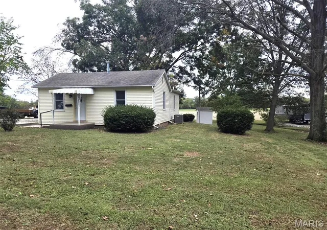 Single family home for sale at 1510 Ridge St, Carlyle, IL 62231 | MLS# MIS26066756