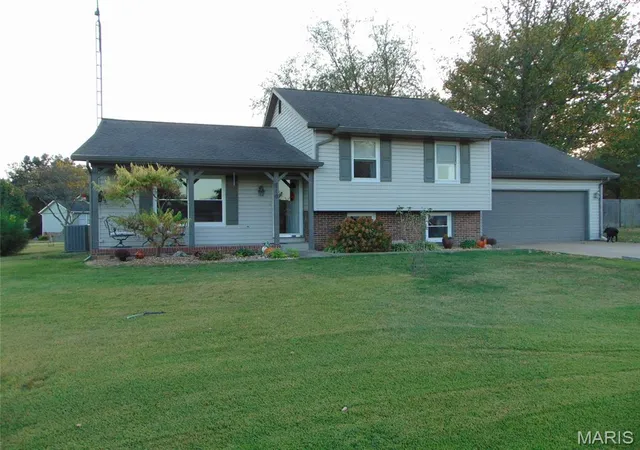 Photo 1 of Single family home for sale at 710 Palace Dr, Pinckneyville, IL 62274 | MLS# MIS26066774 | Listing updated on 2026-10-16