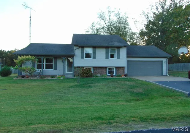 Photo 2 of Single family home for sale at 710 Palace Dr, Pinckneyville, IL 62274 | MLS# MIS26066774 | Listing updated on 2026-10-16