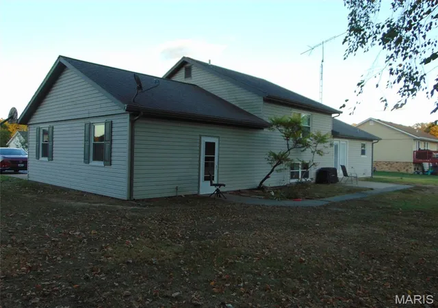 Photo 3 of Single family home for sale at 710 Palace Dr, Pinckneyville, IL 62274 | MLS# MIS26066774 | Listing updated on 2026-10-16