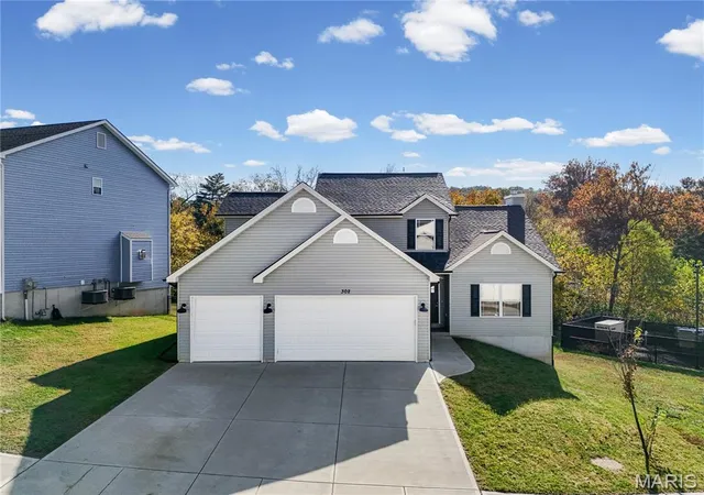 Photo 2 of Single family home for sale at 302 Wolf Pack Dr, Imperial, MO 63052 | MLS# MIS26066782 | Listing updated on 2026-10-29