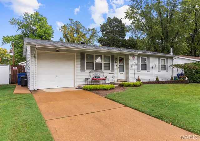 Photo 2 of Single family home for sale at 975 Sherman Ln, Florissant, MO 63031 | MLS# MIS26066785 | Listing updated on 2026-10-21