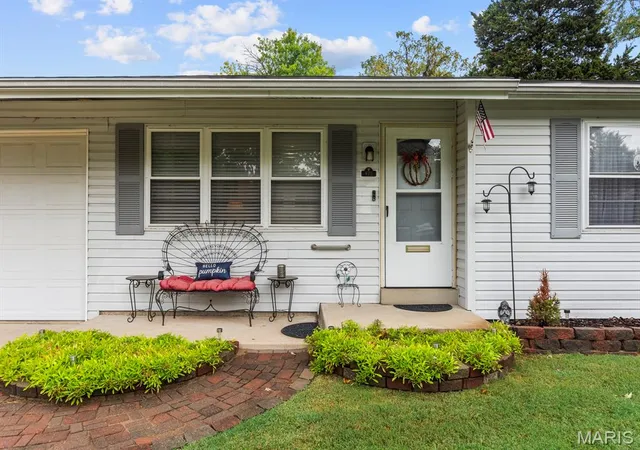 Photo 3 of Single family home for sale at 975 Sherman Ln, Florissant, MO 63031 | MLS# MIS26066785 | Listing updated on 2026-10-21
