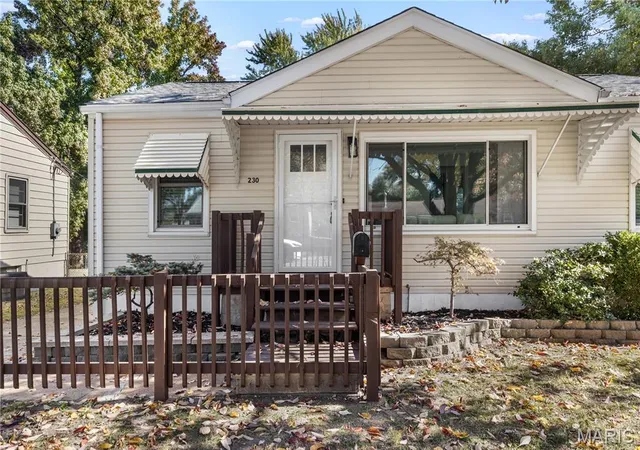 Photo 2 of Single family home for sale at 230 Du Bourg Ln, Florissant, MO 63031 | MLS# MIS26066792 | Listing updated on 2026-10-31