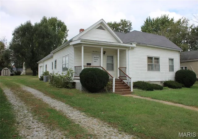 Photo 1 of Single family home for sale at 307 S Washington St, Paris, MO 65275 | MLS# MIS26066798 | Listing updated on 2026-10-19