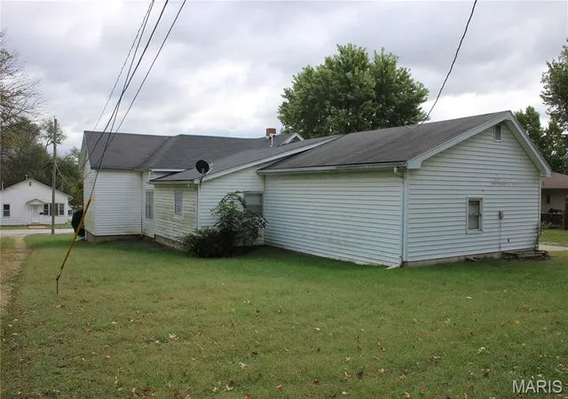 Photo 3 of Single family home for sale at 307 S Washington St, Paris, MO 65275 | MLS# MIS26066798 | Listing updated on 2026-10-19
