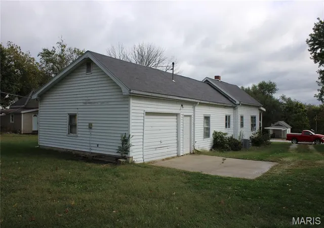 Photo 3 of Single family home for sale at 307 S Washington St, Paris, MO 65275 | MLS# MIS26066798 | Listing updated on 2026-10-19