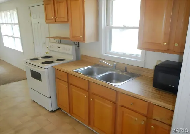 Photo 3 of Sale Pending at 1503 Monroe St, Fulton, MO 65251 | MLS# MIS26066815 | Listing updated on 2026-10-29