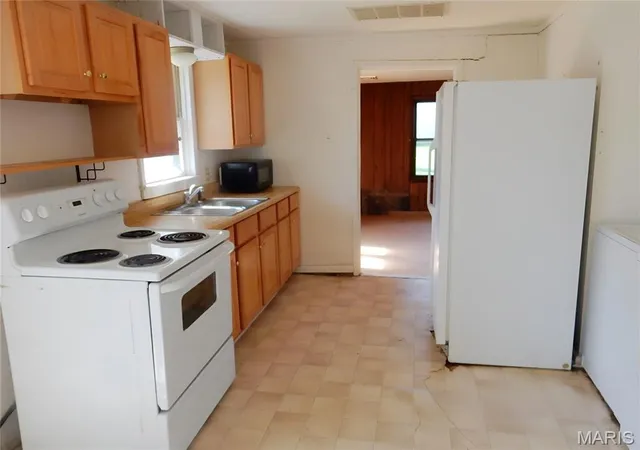 Photo 4 of Sale Pending at 1503 Monroe St, Fulton, MO 65251 | MLS# MIS26066815 | Listing updated on 2026-10-29